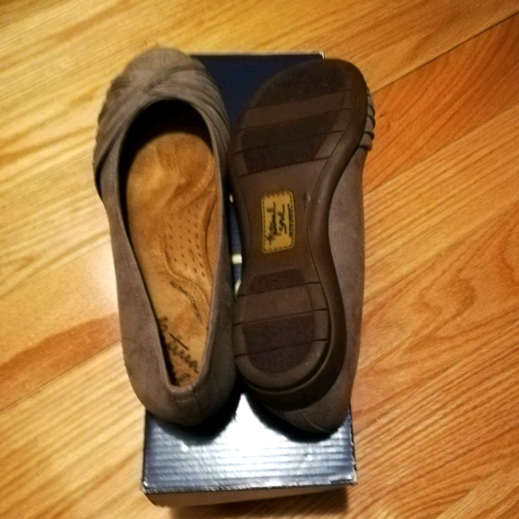 NIB Chic Flats. Size 6 1/2 M. Taupe. - Picture 6 of 9